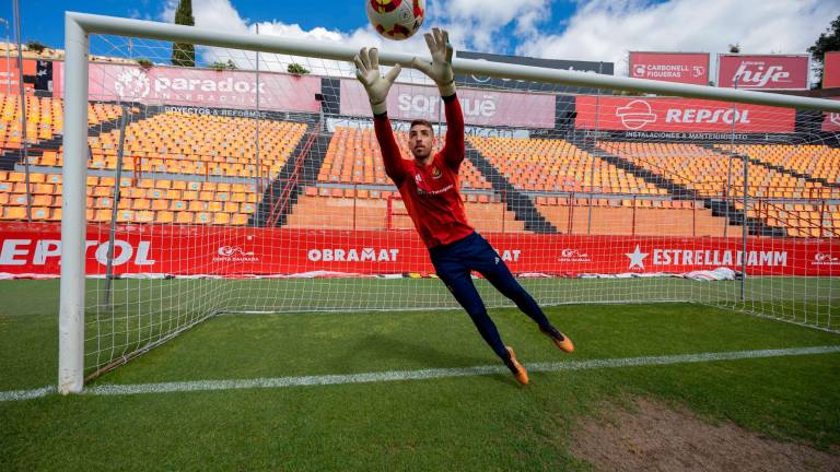 Dani Rebollo realiza una parada para el ‘Diari’ tras el entrenamiento del miércoles en el Nou Estadi. FOTO: Marc Bosch