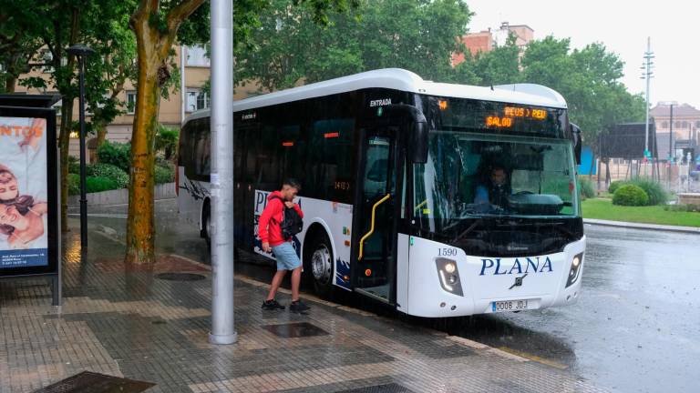 Siguen las molestias en la plaza de las Oques de Reus por los buses interurbanos