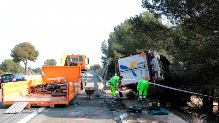 Los trabajos para sacar a los dos conductores de la cabina empezaron en la noche del sábado. Foto: ACN