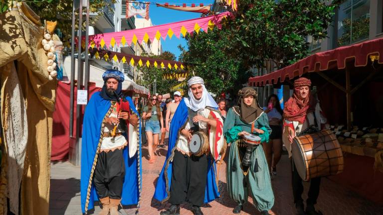 Un grupo de músicos, ayer desfilando por la calle Ponent, epicentro del mercado medieval. Foto: Fabián Acidres