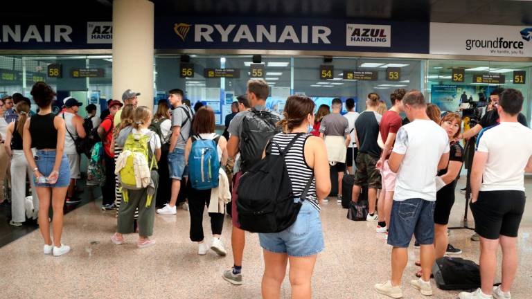 Pasajeros de Ryanair reclamando en el aeropuerto del Prat. Foto: Àlex Recolons (ACN)