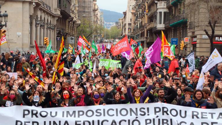Profesores catalanes se suman a la huelga de sanitarios en enero