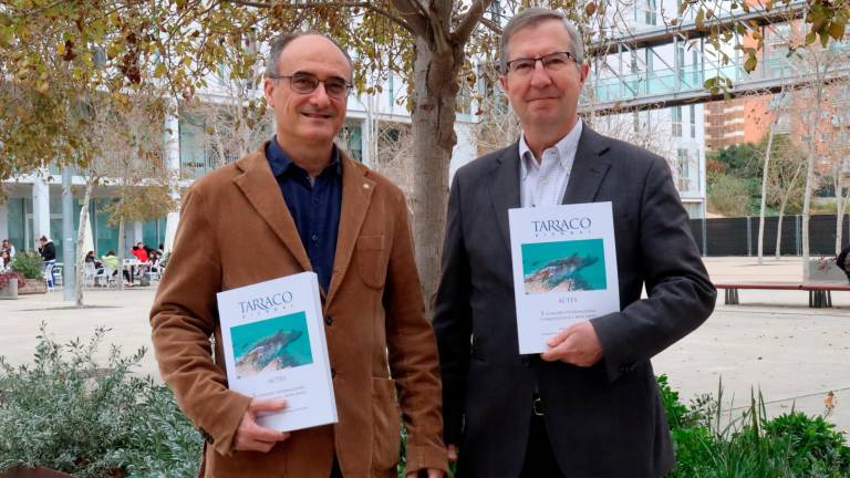 Josep Maria Palet y Joaquin Ruiz de Arbulo con la publicación del congreso del año pasado. foto: dt