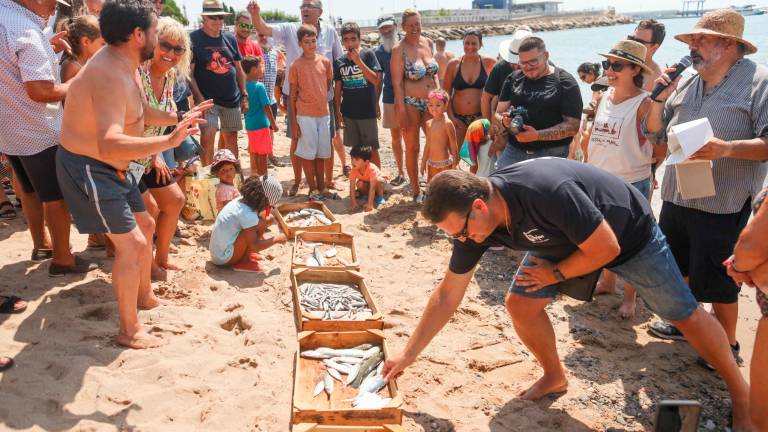 Recreación de la subasta a la antigua realizada en la playa de la Riera de Alforja. foto: ALBA MARINÉ