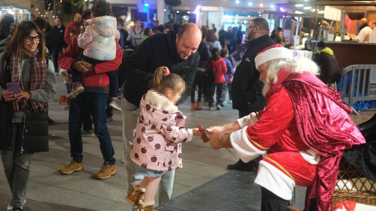 Los más pequeños pudieron entregarle la carta con sus deseos a Papá Noel. Foto: Fabián Acidres