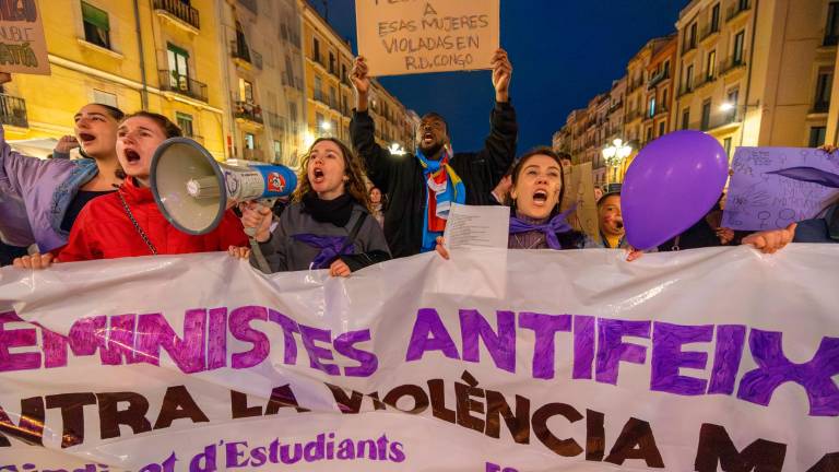 Un instante de la manifestación que tuvo lugar ayer en Tarragona. Foto: Marc Bosch
