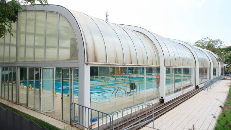 Las instalaciones de la piscina municipal de Salou se inauguraron hace casi 30 años y posteriormente se instaló la cubierta. Foto: Alba Mariné
