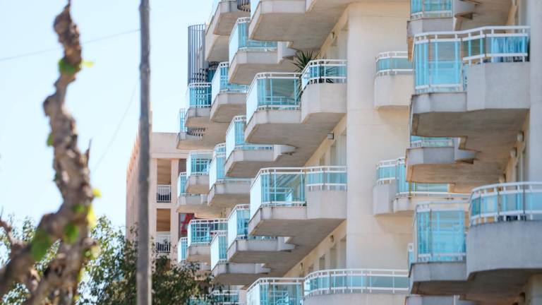 1/5: balcones de viviendas de uso turístico en la costa tarraconense. Foto: Alba Mariné