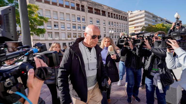 Francisco Peral, el padre de Rosa, a la salida del Palau de Justícia de Tarragona y perseguido por los periodistas. Foto: Marc Bosch