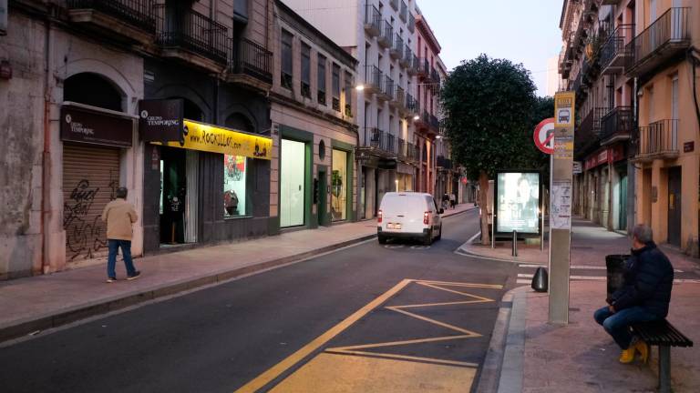 El arrabal de Sant Pere tendrá, a partir de esta tarde, las luces navideñas encendidas con el fin de tener más poder de atracción. FOTO: Fabián Acidres