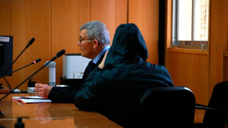 El acusado, de espaldas, durante el juicio. Foto: ACN