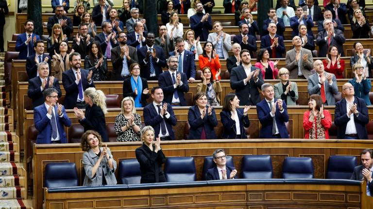 Diputados del PSOE y miembros del Gobierno aplauden en Congreso de los Diputados este jueves, fecha en la que se ha aprobado la ley de amnistía. Foto: EFE