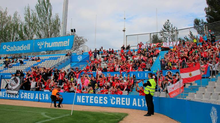 La afición grana se desplazó la pasada temporada al estadio arlequinado. Foto: Nàstic