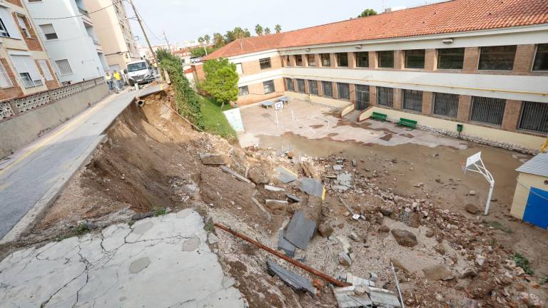 El muro de la Escola Miracle acabó cediendo y cayendo al patio. FOTO: Pere Ferré