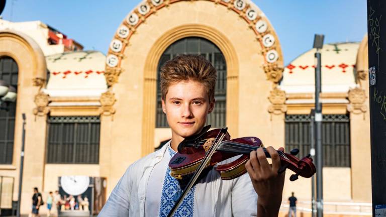El violinista ucraniano Danylo Vasýlchenko, afincado en Tarragona, participará en el concierto benéfico de este sábado. Foto: Àngel Ullate