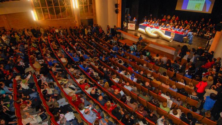 La sala gran de l’Auditori, durant una assemblea de la Plataforma en Defensa de l’Ebre. Foto: Joan Revillas