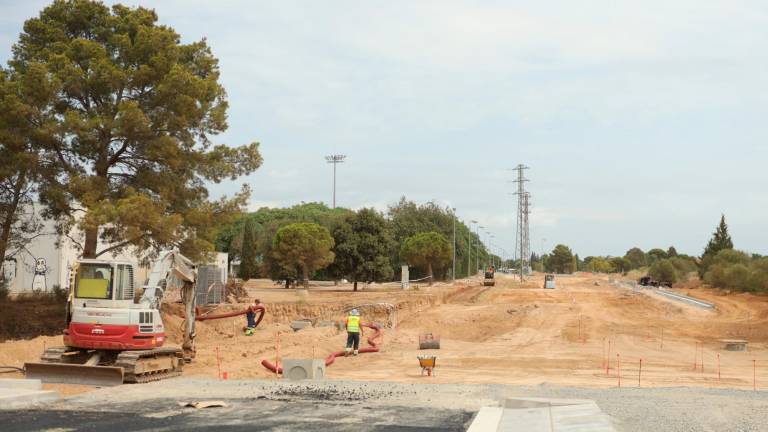 Los operarios ya están trabajando en los carriles de circulación de la nueva avenida de l’Esport. Foto: Alba Mariné