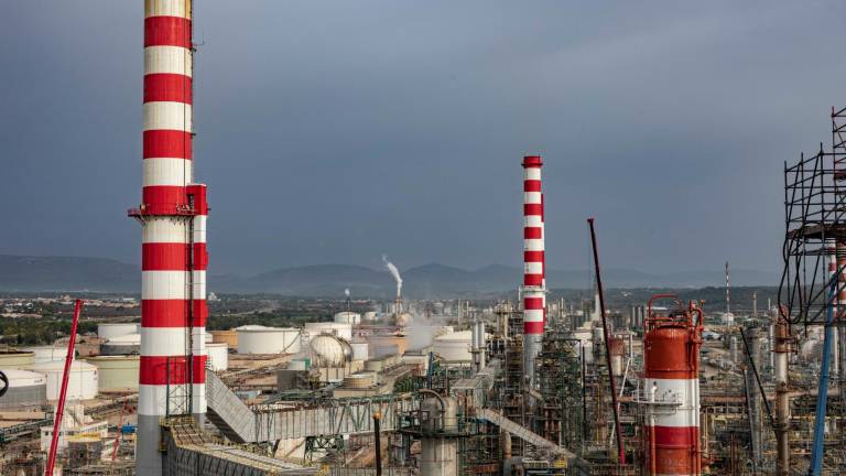 La industria química, una de las grandes beneficiadas de las redes eléctricas cerradas. En la imagen, la planta de Repsol en Tarragona. foto: A. Ullate/DT
