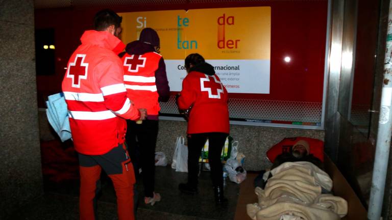 Voluntarios de Creu Roja, esta pasada noche repartiendo bebida y mantas. Foto: ACN