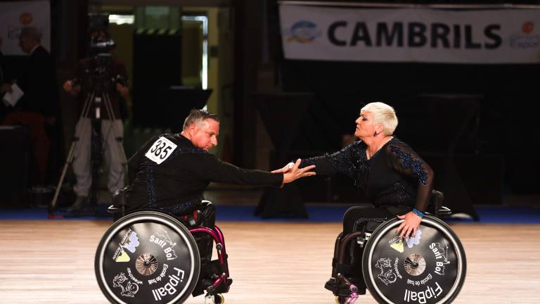 Una de las parejas que compitió ayer viernes en el WDSF de Wheelchair. foto: ALBA MARINÉ