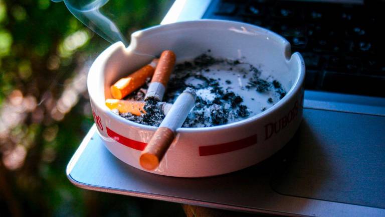 Cigarros y un cenicero. Foto: Pixabay