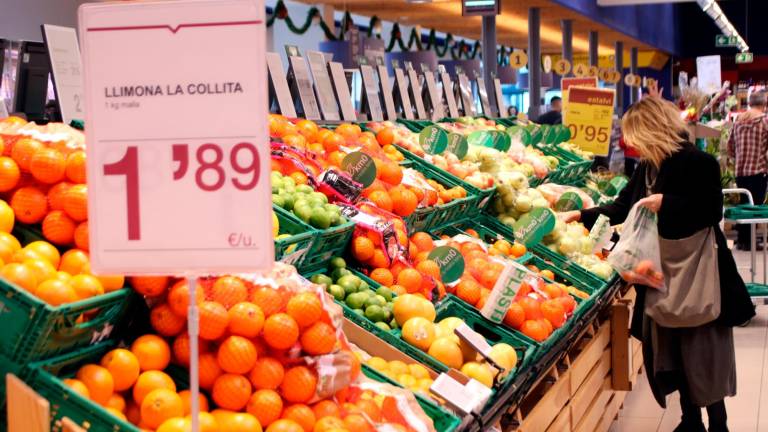 Una mujer compra fruta en un supermercado. Las naranjas subieron el año pasado hasta un 77%. foto: ACN
