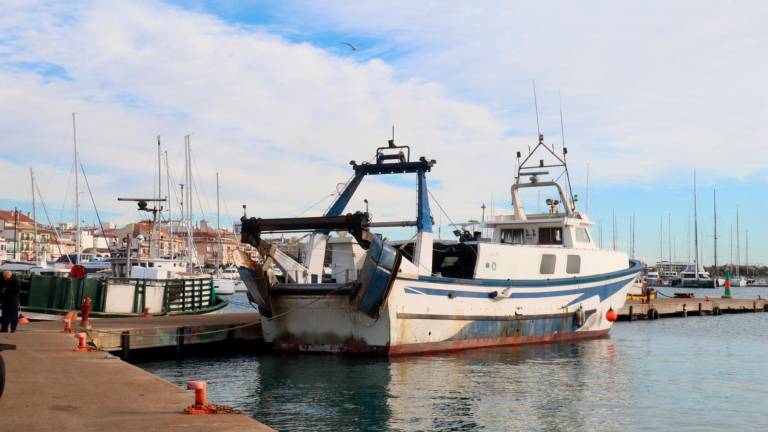 Una barca amarrada en el puerto de Cambrils. Foto: ACN