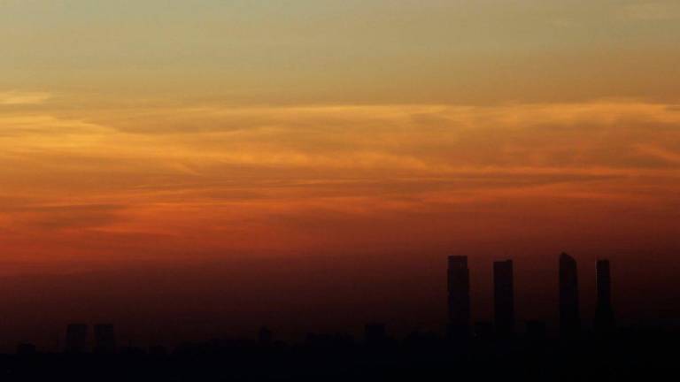 El ozono troposférico de origen natural se forma a partir de los óxidos de nitrógeno (NOx) presentes de manera natural a la atmósfera. Foto: EFE