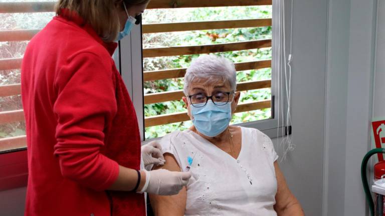 Una mujer recibe un pinchazo de la vacuna contra el coronavirus. Foto: ACN