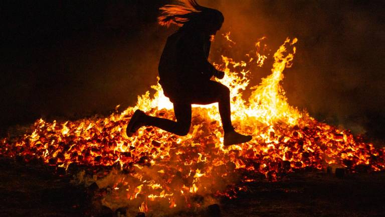Las hogueras y el fuego volverán a ser protagonistas en la noche de Sant Joan. Foto: Getty Images