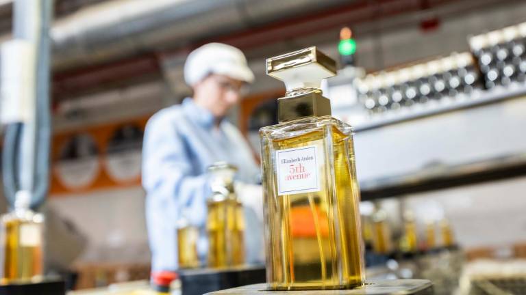 Línea de fabricación de perfumes en el site de Revlon en El Pla de Santa Maria. Foto: Àngel Ullate