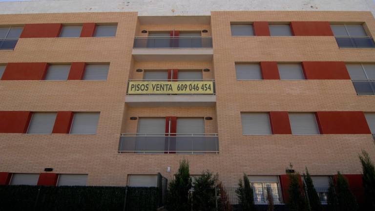 Un cartel publicitario que anuncia la venta de pisos en Tortosa. Foto: Joan Revillas
