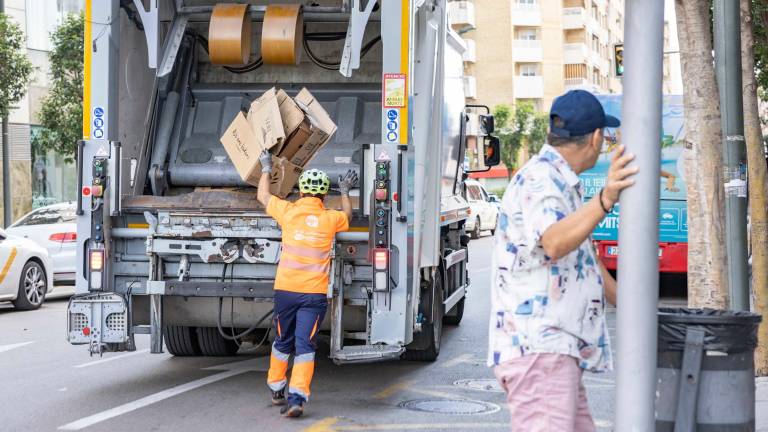 Un operario del servicio municipal de la basura, ayer, trabajando en la calle Pere Martell. Foto: Àngel Ullate