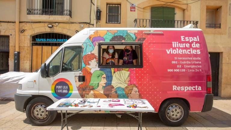 La furgoneta que actuarà com a Punt Lila i Punt Arc Iris, a la plaça de la Font de Tarragona. Foto: Manel R. Granell