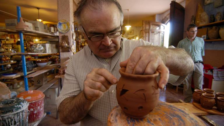Ferran Segarra, de Ceràmiques Segarra, treballant al seu taller a Miravet. FOTO: Joan Revillas