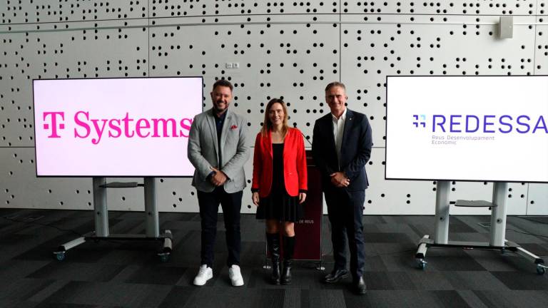 De izquierda a derecha: el CEO de T-Systems Iberia, Osmar Polo; la alcaldesa de Reus, Sandra Guaita; y el concejal Josep Baiges. Foto: Cedida