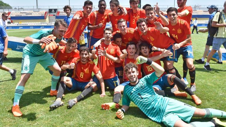 Los jugadores de la selección española sub18, tras conquistar el oro ante Italia en la final celebrada en el Estadi de Reus. foto: alba mariné