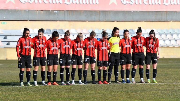El equipo absoluto femenino de la Fundació Futbol Base Reus, durante el minuto de silencio que guardó antes de su partido de este domingo. Foto: FF Base Reus