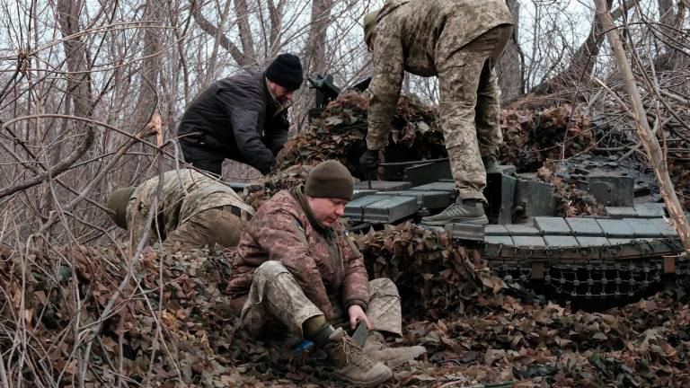 Miembros de la 157ª Brigada Mecanizada del Ejército ucraniano realizan reparaciones en la armadura reactiva explosiva (ERA) de un tanque T-64 en una posición no revelada cerca de la línea del frente en la zona de Toretsk-Kostyantynivka, región de Donetsk, en el este de Ucrania. Foto: EFE