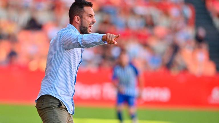 El entrenador del Nàstic, Dani Vidal, corrige la posición de sus futbolistas. foto: alfredo gonzález