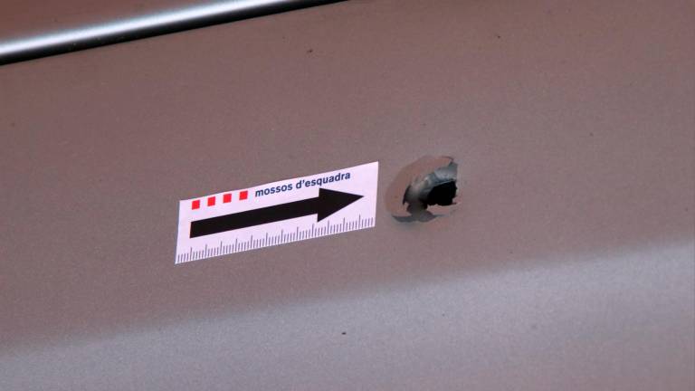 $!Impacto de bala en uno de los coches que había en la zona. FOTO: ACN