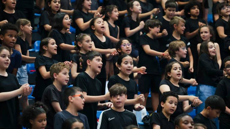Els més de 840 alumnes han cantat al Pavelló Olímpic Municipal la cantata ‘Dràcula! O el vampir poruc!’. Fotos: Alba Mariné
