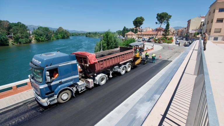Tortosa renova l’asfalt de avinguda Felip Pedrell