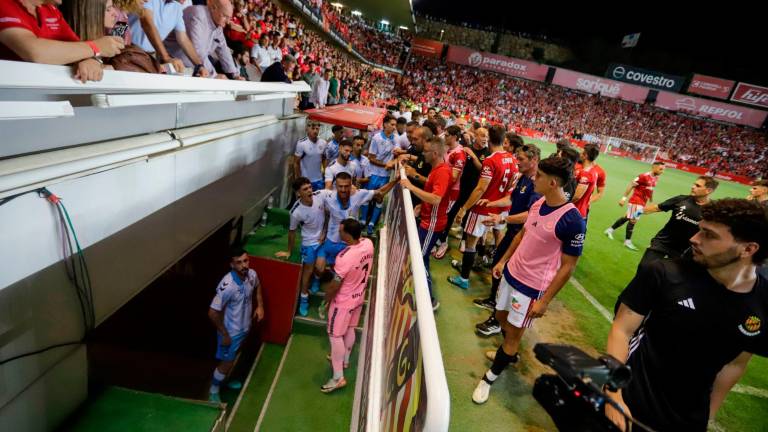 Los jugadores en el túnel de vestuarios del Nou Estadi. FOTO:marc bosch