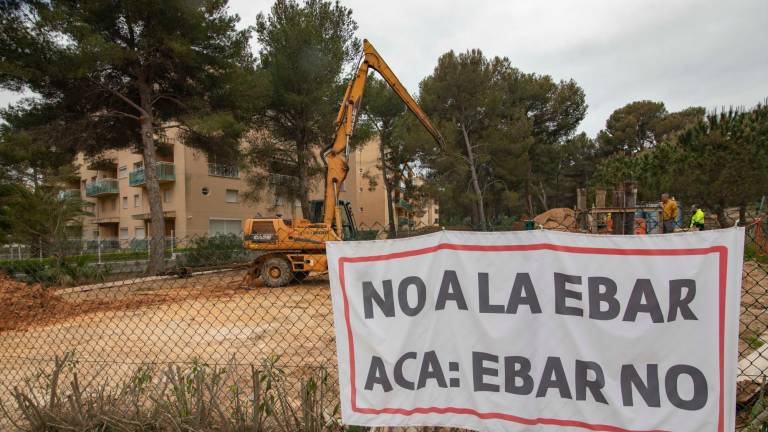 Un cartel de protesta contra la EBAR de los vecinos en el solar donde se ejecutan los trabajos, ante el Golden Pineda de Salou. Foto: Angel Ullate