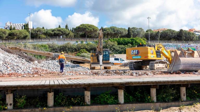 $!Las maquinas están trabajando para acabar el desmontaje de la estructura. Foto: Marc Bosch