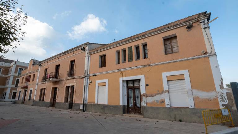 Les cases que es rehabilitaran per al nou espai turístic a Amposta. foto: Joan Revillas