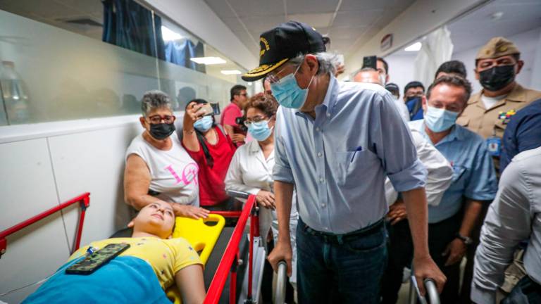 El presidente de Ecuador, Guillermo Lasso, mientras visita a los heridos por el terremoto hoy, en el Hospital del Seguro Social en la ciudad de Machala.