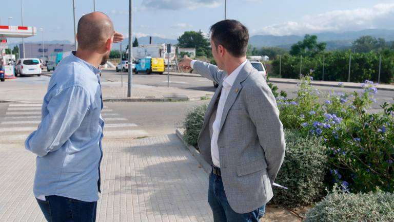 El regidor Víctor Grau i l’alcalde Jordi Jordan assenyalant l’espai on anirà una de les llars. Foto: Joan Revillas