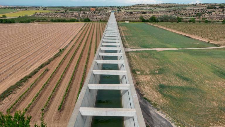 La Comunidad General de Regantes del Canal Segarra-Garrigues, en Lleida, ha decidido cerrar el suministro de agua desde hoy y hasta el martes, 2 de mayo. Foto: EFE